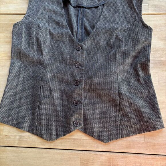 Women's Gray Sleeveless Button-Up Top - Picture 10 of 10